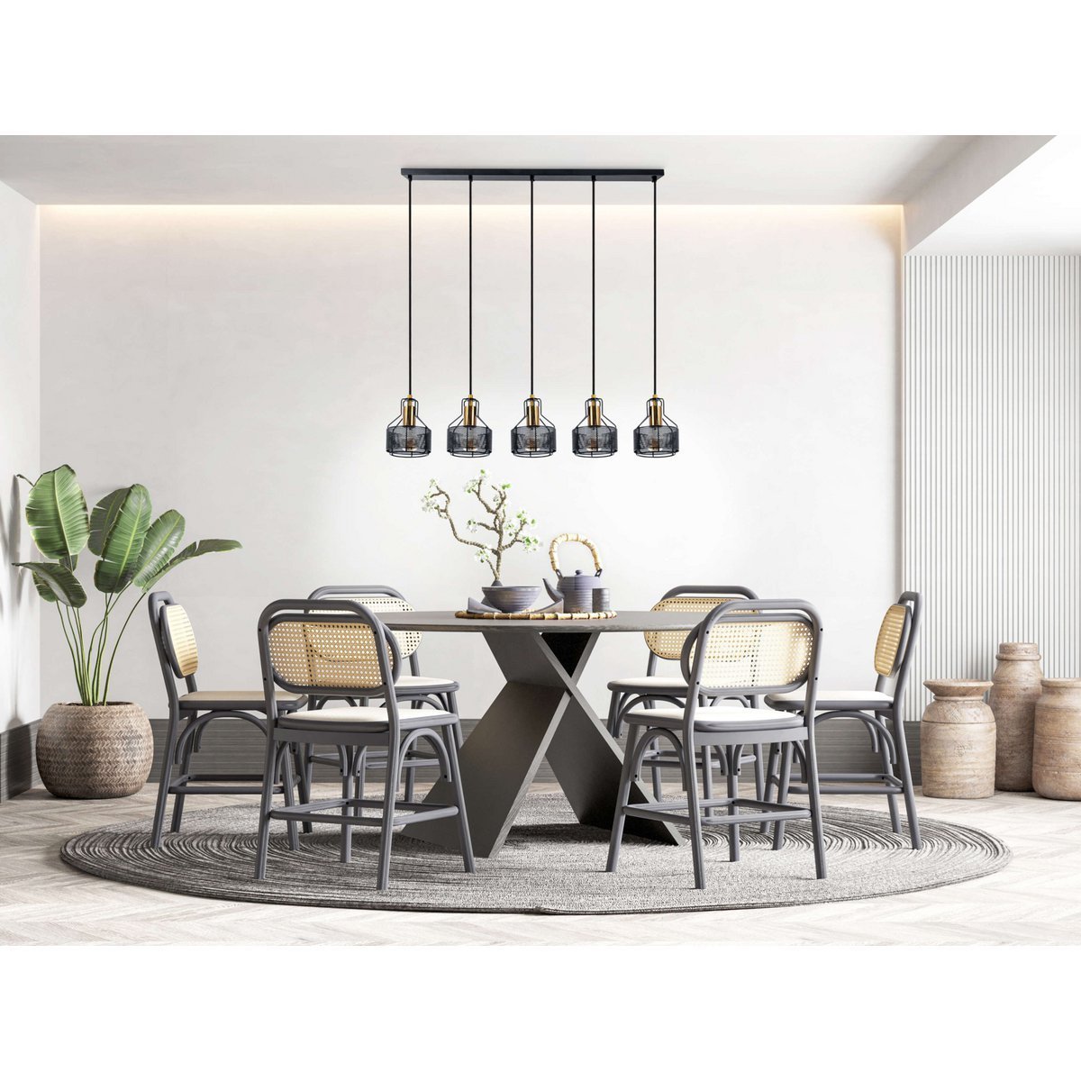 Table ronde moderne avec 6 chaises en rotin et métal, suspensions noires au-dessus, décor minimaliste, plantes et vases en arrière-plan. (Interior Up)